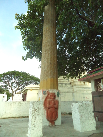 Keesaragutta Temple dedicated to Lord Siva and his consorts Bhavani and Sivadurga.  It is also called Ramalingeswara as lord Sri Rama had installed the lingam.